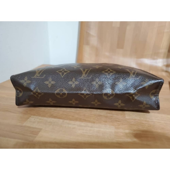 Authentic Louis Vuitton Monogram Toiletry Pouch 26 - Picture 5 of 9
